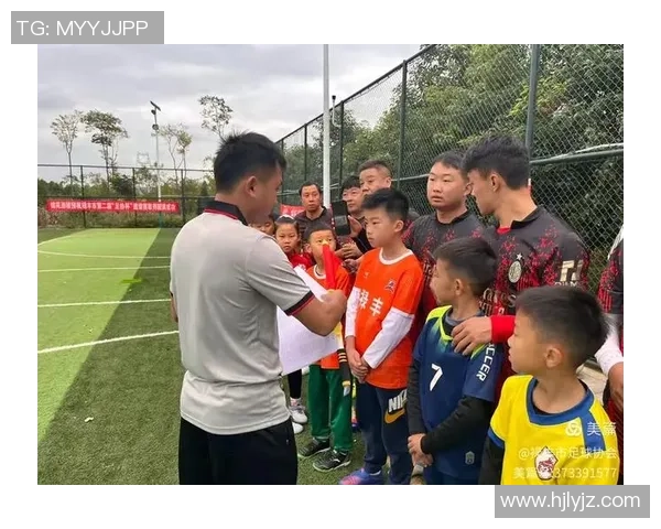 足球明星亲民活动与群众同场踢球展现友谊与热情的精彩瞬间 足球明星亲民活动与群众同场踢球展现友谊与热情的精彩瞬间